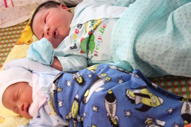 be trai chao doi nang 7.1kg chuan bi nhan ky luc viet nam, nguoi dan van xep hang den xem - 1