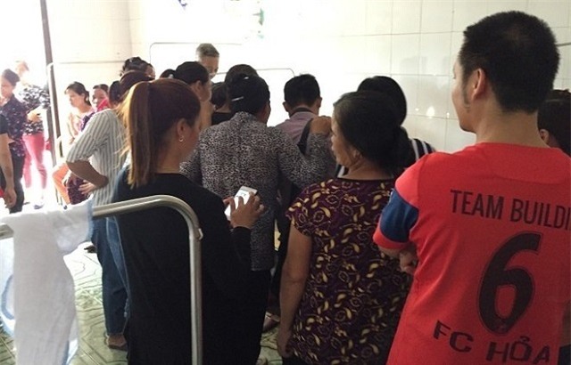 be trai chao doi nang 7.1kg chuan bi nhan ky luc viet nam, nguoi dan van xep hang den xem - 3