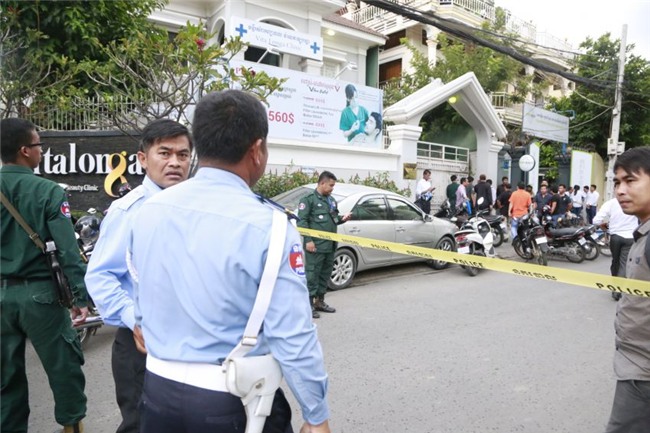 tin chan dong: a quan the voice campuchia 2016 bi chong ban chet bang 3 phat sung - 4