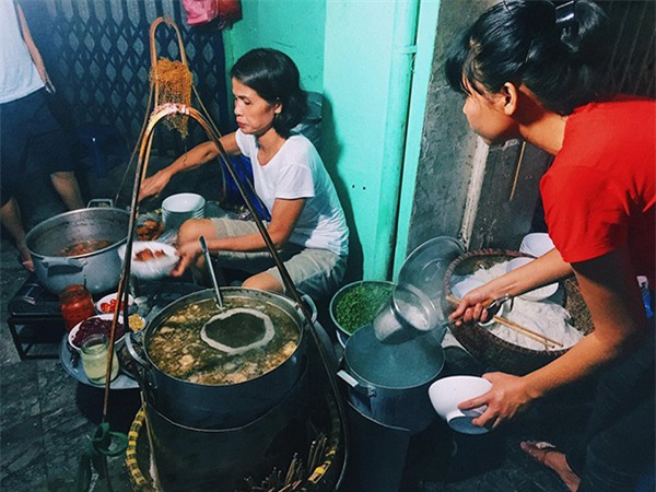 nhung quan ngon pho co ha noi co cach phuc vu 'ba dao' nhung ai cung xep hang cho an - 3