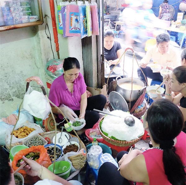 nhung quan ngon pho co ha noi co cach phuc vu 'ba dao' nhung ai cung xep hang cho an - 6