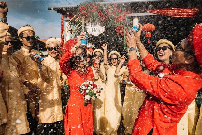 xuat hien cuc "ngau" trong dam hoi, cap doi xu hue va dan be le khien khach moi choang vang - 10