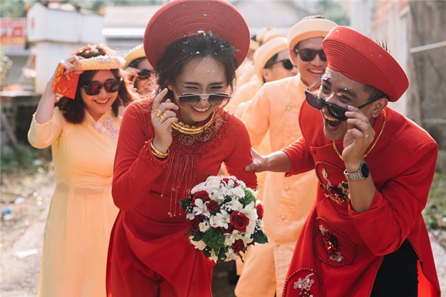 xuat hien cuc "ngau" trong dam hoi, cap doi xu hue va dan be le khien khach moi choang vang - 2