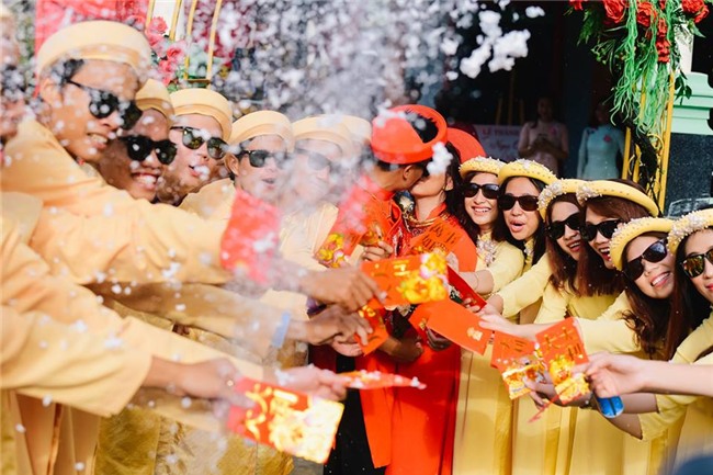 xuat hien cuc "ngau" trong dam hoi, cap doi xu hue va dan be le khien khach moi choang vang - 3