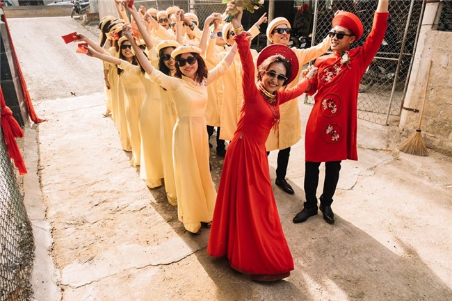 xuat hien cuc "ngau" trong dam hoi, cap doi xu hue va dan be le khien khach moi choang vang - 5