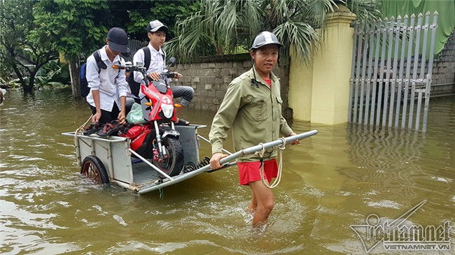Vỡ đê Chương Mỹ: Người Hà Nội rửa bát, tắm giặt bằng nước lũ - Ảnh 10.