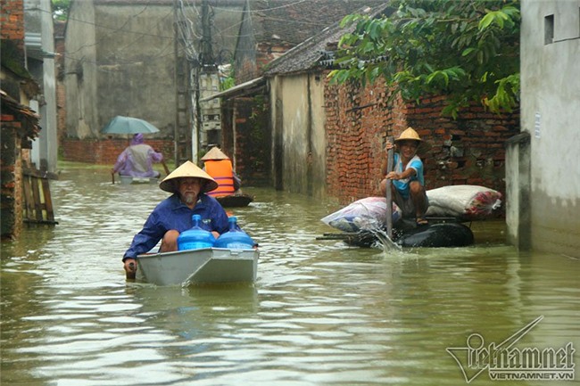 Vỡ đê Chương Mỹ: Người Hà Nội rửa bát, tắm giặt bằng nước lũ - Ảnh 17.