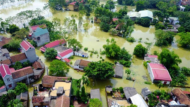 Vỡ đê Chương Mỹ: Người Hà Nội rửa bát, tắm giặt bằng nước lũ - Ảnh 2.
