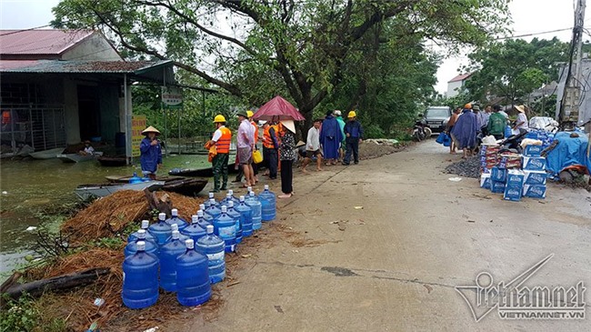 Vỡ đê Chương Mỹ: Người Hà Nội rửa bát, tắm giặt bằng nước lũ - Ảnh 23.