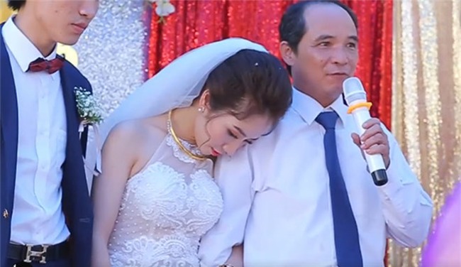 Cảm động clip người cha âm thầm dõi theo con gái về nhà chồng-1