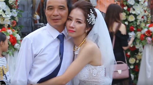 Cảm động clip người cha âm thầm dõi theo con gái về nhà chồng-2