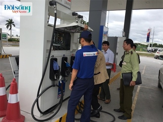 Cán bộ thị trường đang đi dán tem mác đạt chuẩn tại cây xăng chuẩn Nhật