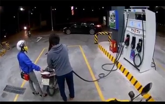 Nhiều ý kiến trái chiều đang tranh cãi việc nhân viên cây xăng Nhật không chào khách