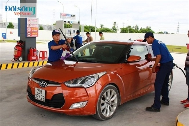 Sáng 16/10, nhân viên cây xăng chuẩn Nhật vẫn phục vụ khách hàng theo quy định của công ty