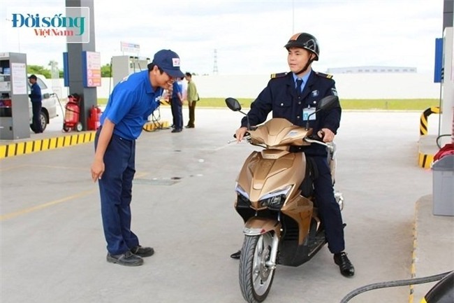 Việc cúi chào khách hàng vẫn được diễn ra bình thường