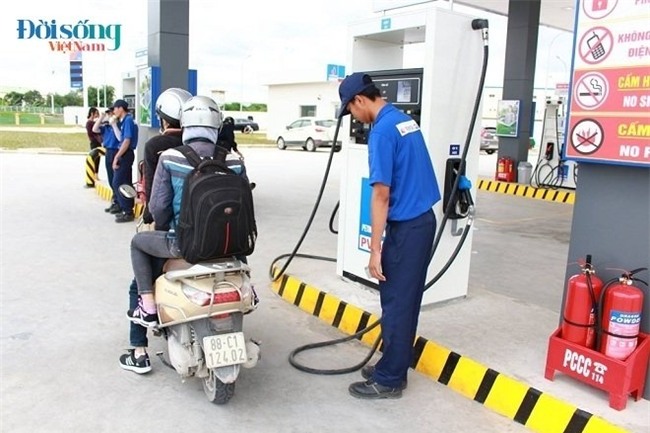 Hình ảnh nhân viên cây xăng không chào khách xuất hiện trên mạng xã hội đại diện công ty thuộc cây xăng cho biết có thể là do nhân viên mệt nên mới vậy