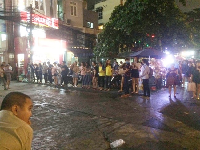 Nhân chứng vụ nam SV HUTECH tử vong: Mảng bê tông bất ngờ rơi xuống, phát ra tiếng rầm lớn khiến nhiều bạn hốt hoảng - Ảnh 3.