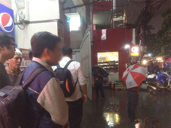 Nhân chứng vụ nam SV HUTECH tử vong: Mảng bê tông bất ngờ rơi xuống, phát ra tiếng rầm lớn khiến nhiều bạn hốt hoảng - Ảnh 5.