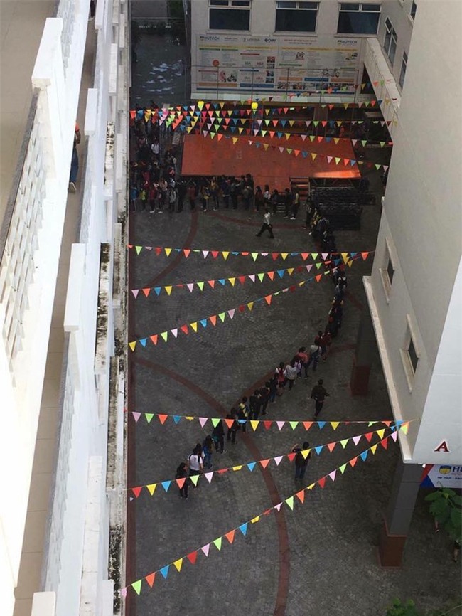 Nhân chứng vụ nam SV HUTECH tử vong: Mảng bê tông bất ngờ rơi xuống, phát ra tiếng rầm lớn khiến nhiều bạn hốt hoảng - Ảnh 6.