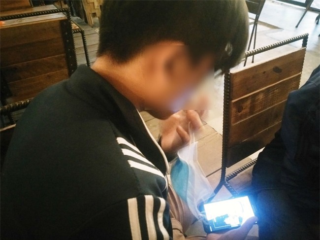 Bé trai 15 tuổi tố bà già U60 cưỡng hiếp đến mắc bệnh: Em cắt tay tự tử mà không chết, em nhục nhã lắm - Ảnh 3.