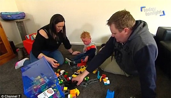 be trai co lan da do ung, di dau nguoi la cung nghi bi bo me bao hanh - 2