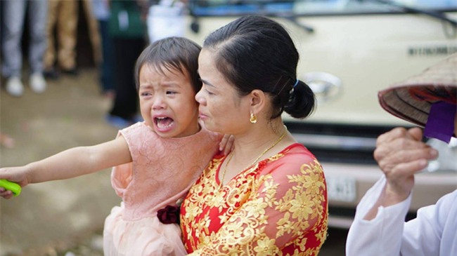 Em gái khóc nức nở trong ngày chị đi lấy chồng gây bão mạng: Chị đi lấy chồng em ngủ với ai? - Ảnh 2.