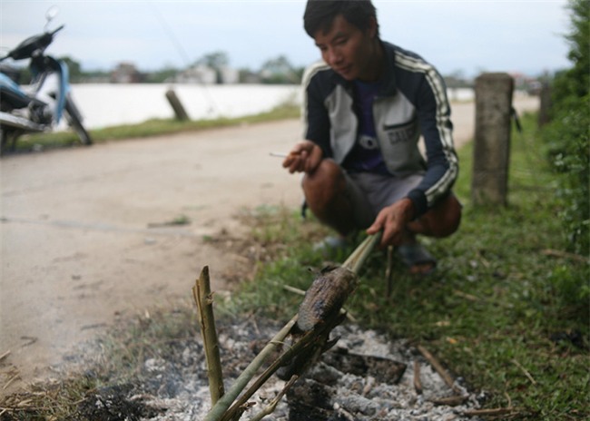 Mặc nước ngập trắng, người dân Chương Mỹ vẫn vui vẻ buông cần kiếm bộn cá, nướng nhậu ngay tại trận - Ảnh 12.
