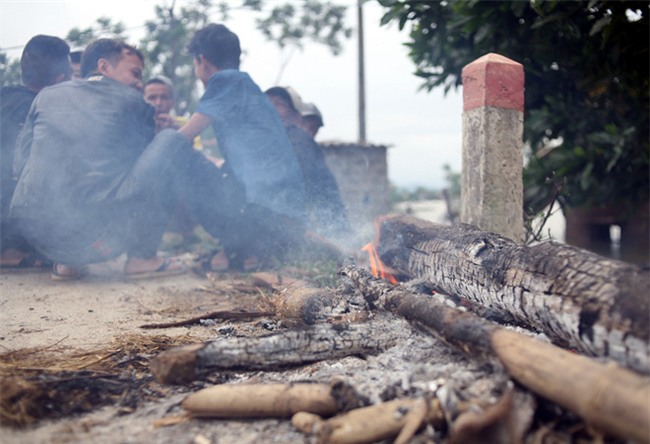 Mặc nước ngập trắng, người dân Chương Mỹ vẫn vui vẻ buông cần kiếm bộn cá, nướng nhậu ngay tại trận - Ảnh 14.