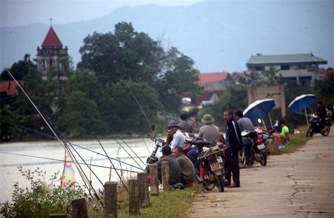 Mặc nước ngập trắng, người dân Chương Mỹ vẫn vui vẻ buông cần kiếm bộn cá, nướng nhậu ngay tại trận - Ảnh 2.