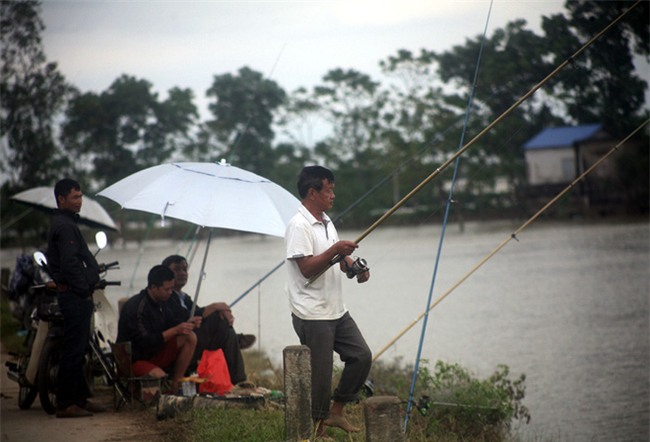 Mặc nước ngập trắng, người dân Chương Mỹ vẫn vui vẻ buông cần kiếm bộn cá, nướng nhậu ngay tại trận - Ảnh 3.