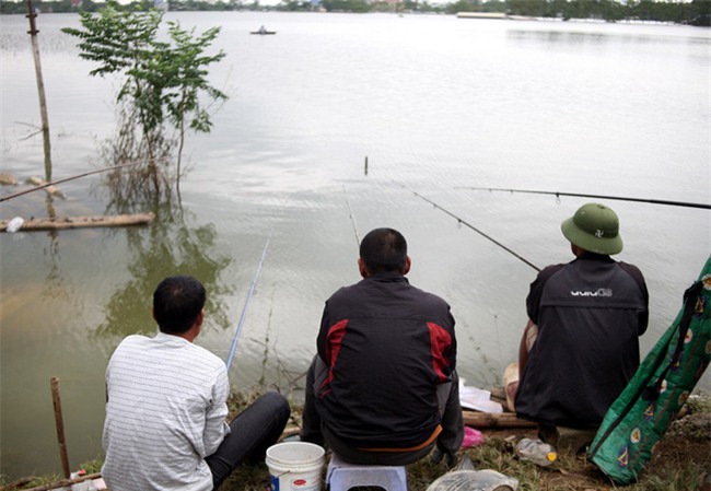Mặc nước ngập trắng, người dân Chương Mỹ vẫn vui vẻ buông cần kiếm bộn cá, nướng nhậu ngay tại trận - Ảnh 6.