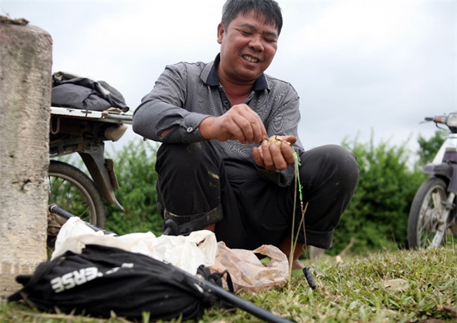 Mặc nước ngập trắng, người dân Chương Mỹ vẫn vui vẻ buông cần kiếm bộn cá, nướng nhậu ngay tại trận - Ảnh 9.