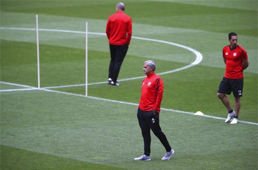 Mourinho và các trợ lý tiến hành kiểm tra mặt sân Estádio da Luz trước khi các cầu thủ MU ra sân thực hiện buổi tập làm quen với mặt sân