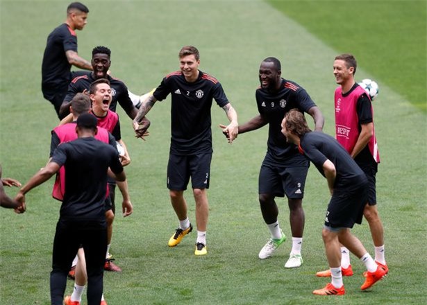 Herrera (thứ ba từ trái sang) cười như thế chưa bao giờ được cười