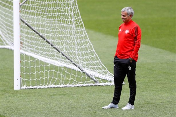 Mourinho tươi cười nhìn các học trò tập luyện vui vẻ