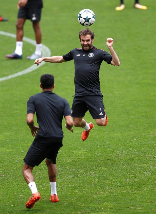 Mata tung người đánh đầu trên sân tập, tiền vệ người Tây Ban Nha cũng không thi đấu trận gặp Liverpool và nhiều khả năng sẽ thi đấu trận đấu trên sân Benfica