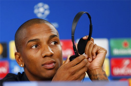 Young đại diện cho cầu thủ MU tham dự họp báo. Cầu thủ người Anh đang được Mourinho sử dụng rất đa di năng, anh đã thi đấu ở tất cả các vị trí ở cả hai cánh của MU