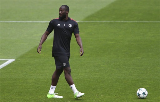 Tiền đạo Lukaku trên sân tập cùng các cầu thủ MU