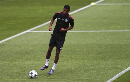 
Tiền đạo trẻ Marcus Rashford, cuối tuần qua cầu thủ người Anh ngồi dự bị cho Martial và nhiều khả năng trận đấu này anh sẽ trở lại đội hình xuất phát
