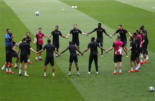 
Bài tập lạ mắt của các cầu thủ MU khi toàn đội nắm tay nhau tạo thành một vòng tròn và thực hiện chuyền bóng qua lại
