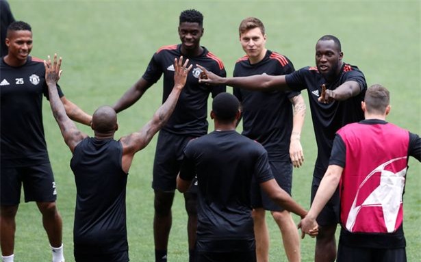 Bài tập tạo cho các cầu thủ MU sự thoải mái, Lukaku (phải) tỏ ra rất háo hức với bài tập này