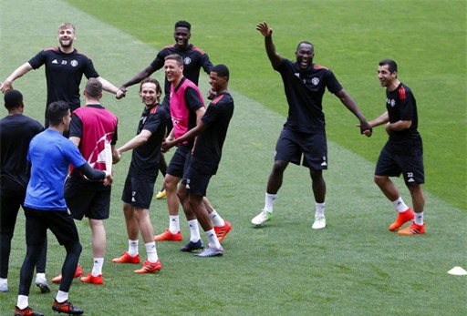 Có những tình huống xé rào khi bóng ra ngoài. Lukaku vẫn cầm tay Mkhitaryan khi họ rơi ra khỏi vòng tròn