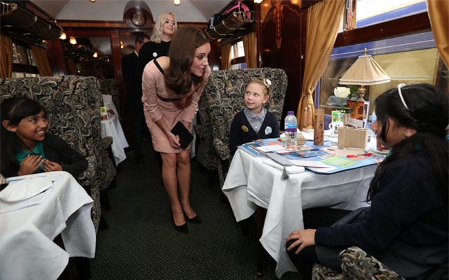 Công nương Kate bất ngờ xuất hiện rạng rỡ, khiêu vũ trên sân ga London - Ảnh 11.