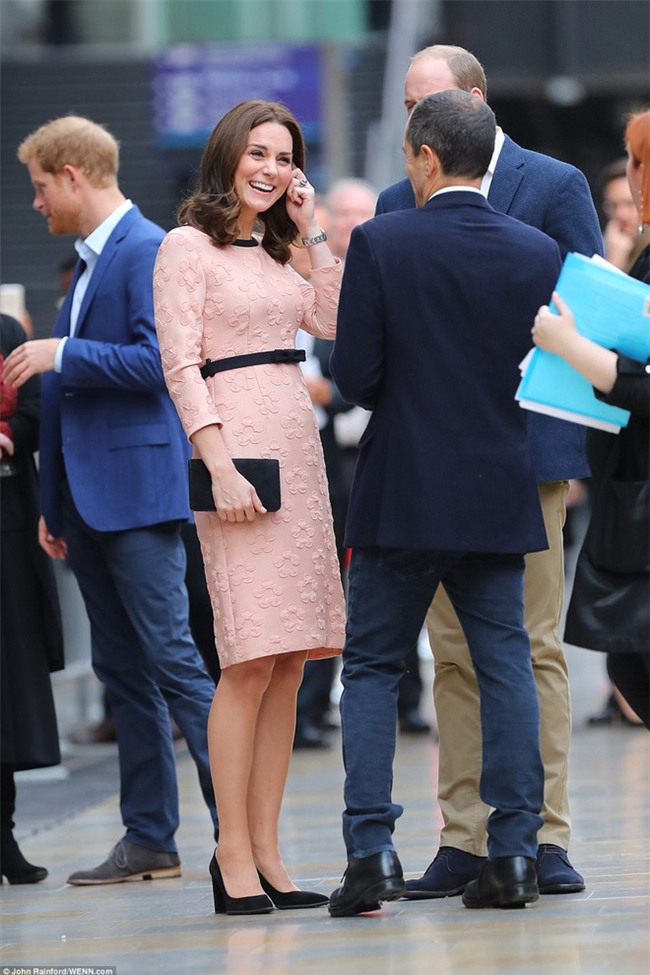 Công nương Kate bất ngờ xuất hiện rạng rỡ, khiêu vũ trên sân ga London - Ảnh 2.