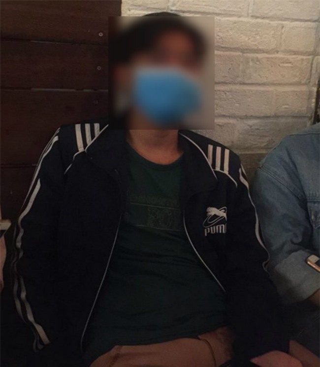 tran tinh cua ba chu tro 57 tuoi bi to giac dua be trai di nha nghi roi xam hai - 3