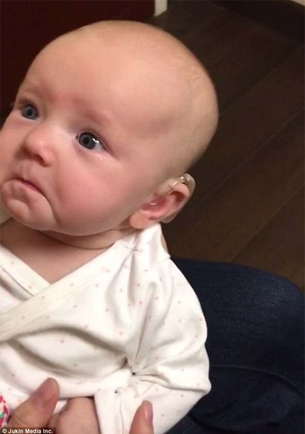 lan dau duoc nghe tieng me qua may tro thinh, be so sinh mat rom rom le - 1