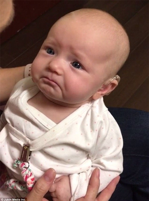 lan dau duoc nghe tieng me qua may tro thinh, be so sinh mat rom rom le - 2