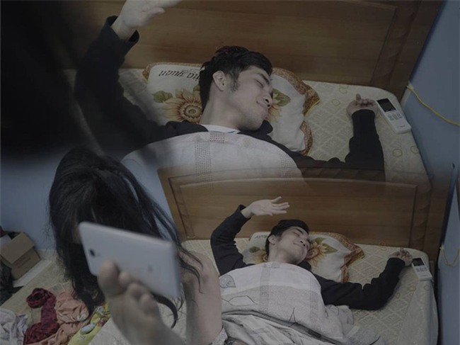 Bậc thầy sống ảo là đây: Chàng trai tự sướng với người yêu không khí mọi lúc mọi nơi - Ảnh 3.