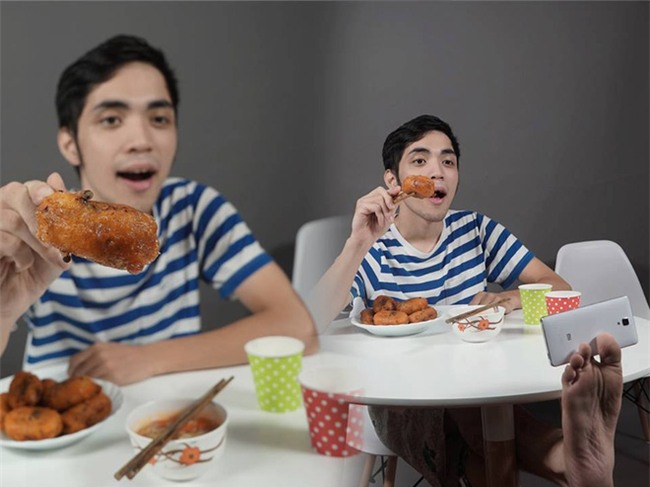 Bậc thầy sống ảo là đây: Chàng trai tự sướng với người yêu không khí mọi lúc mọi nơi - Ảnh 5.