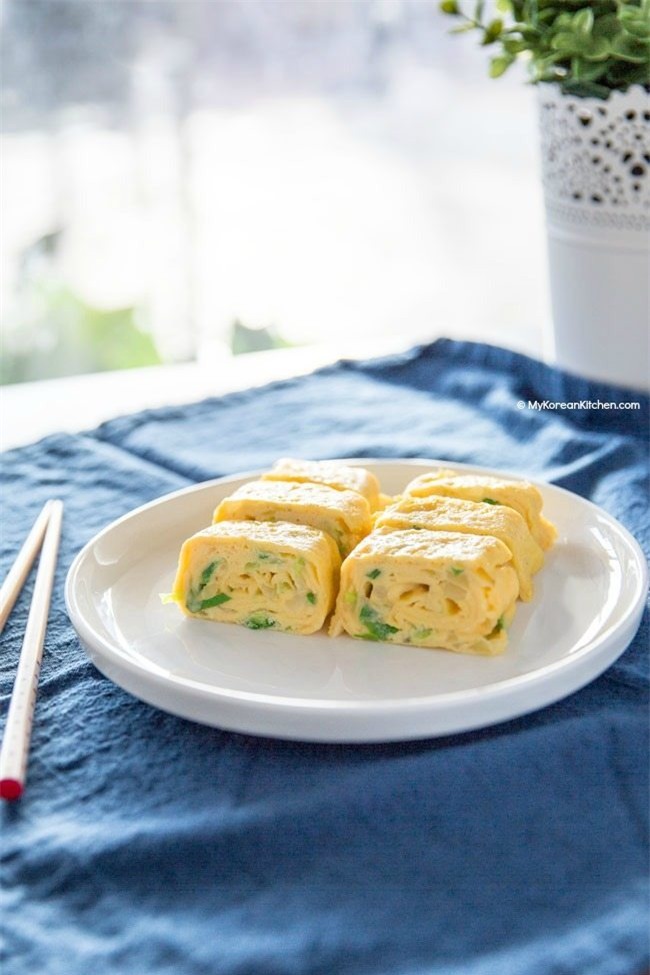 10 phút làm món trứng cuộn phô mai ngon mê mẩn - Ảnh 4.
